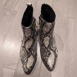 Blondo Waterproof Emelia Leather Snake Print Ankle Booties size 7.5